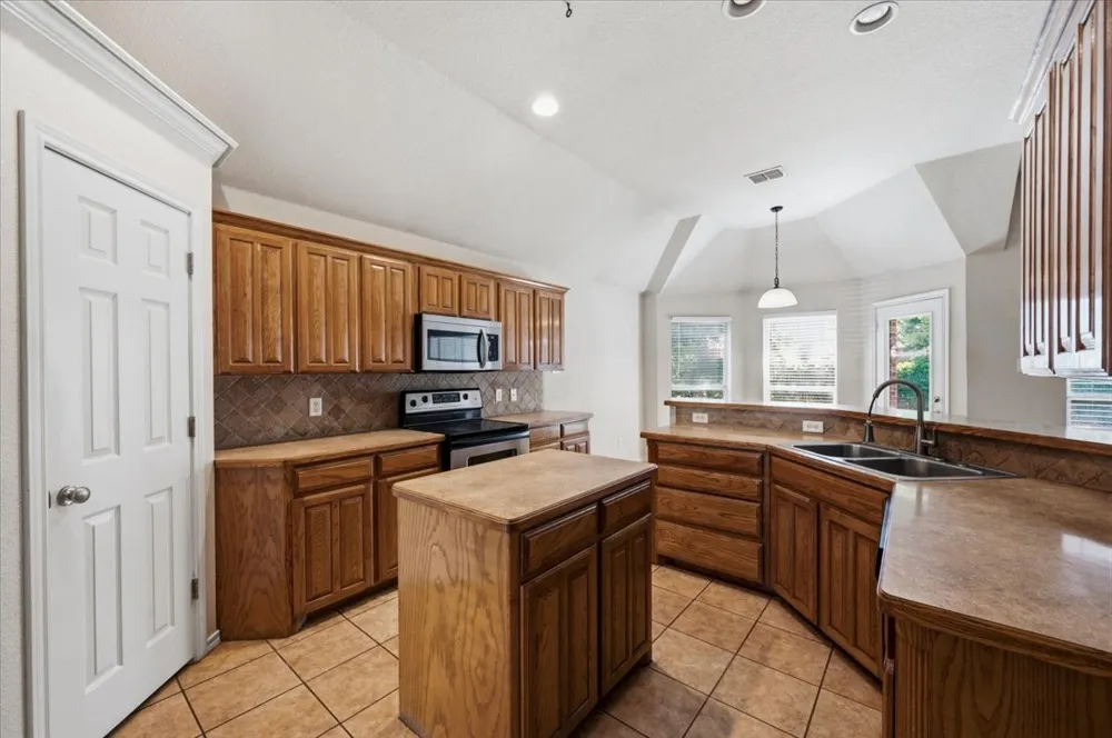7408 Rolling Hills Drive Benbrook, TX 76126