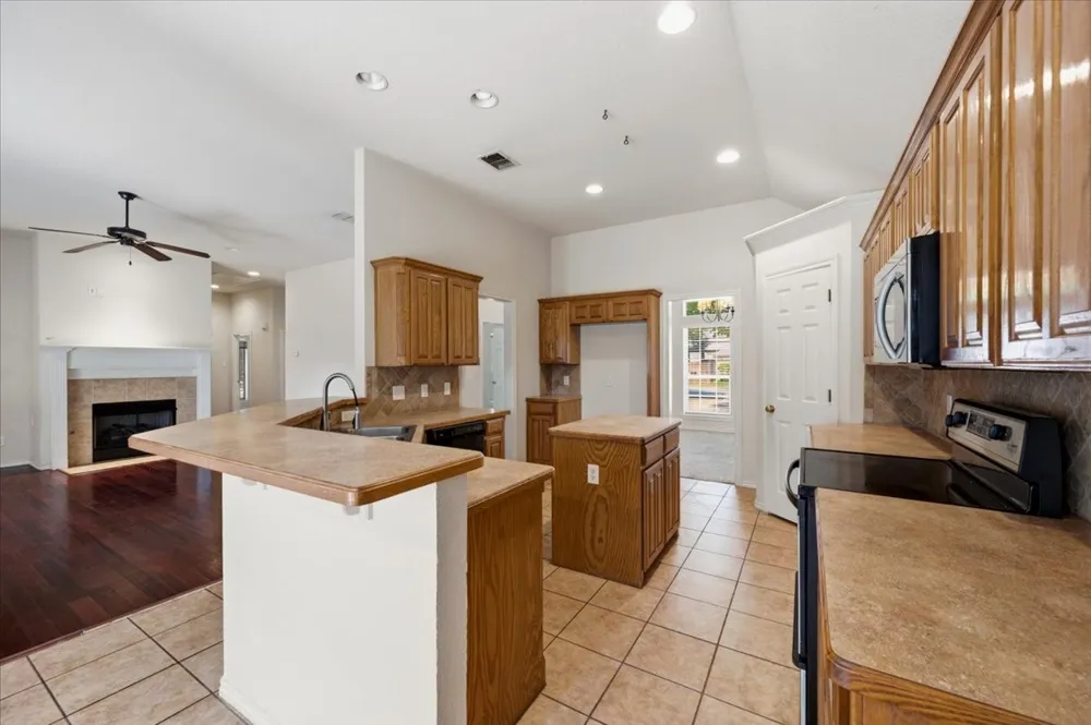 7408 Rolling Hills Drive Benbrook, TX 76126