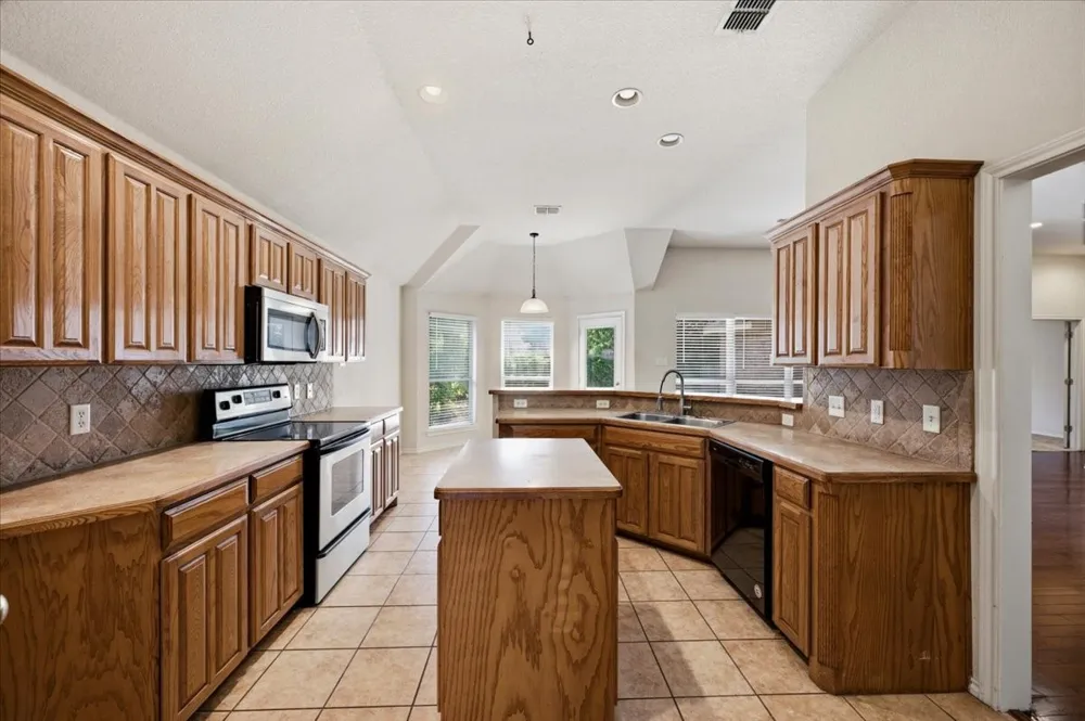 7408 Rolling Hills Drive Benbrook, TX 76126