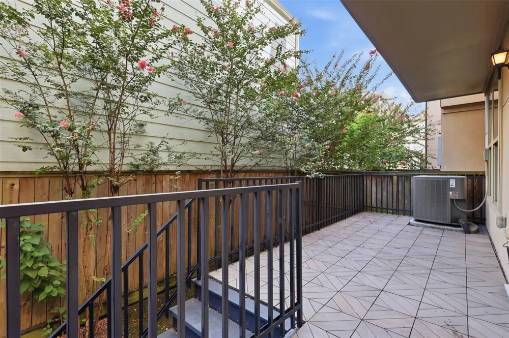 1348 W 25th Street Houston, TX 77008