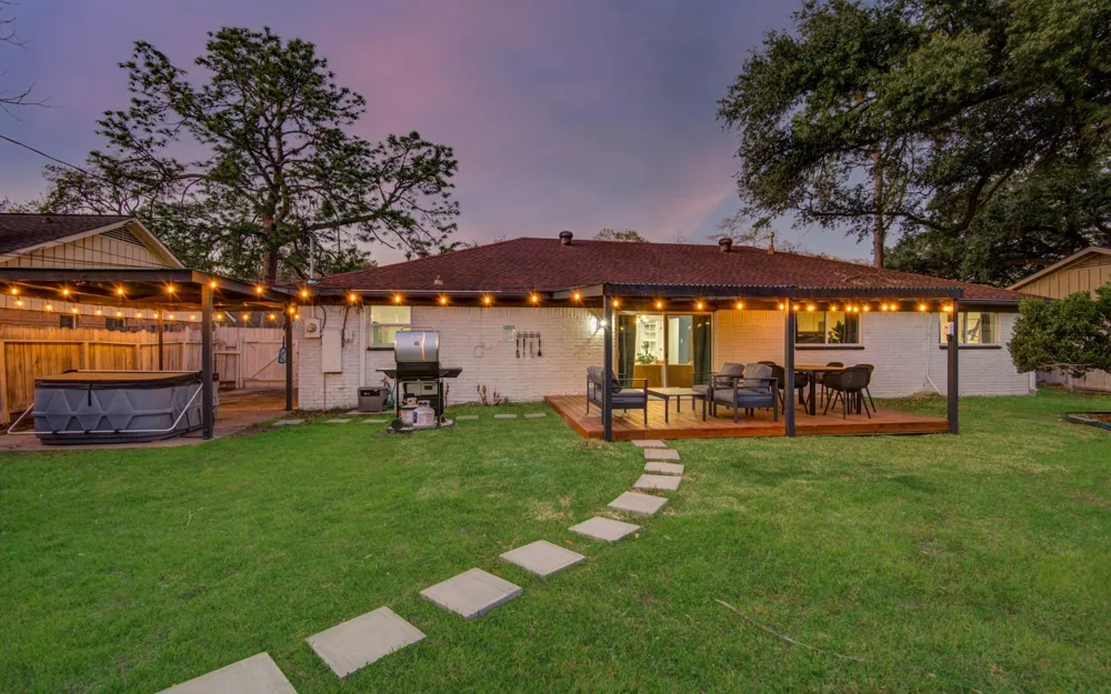 9515 Meadowglen Lane Houston, TX 77063