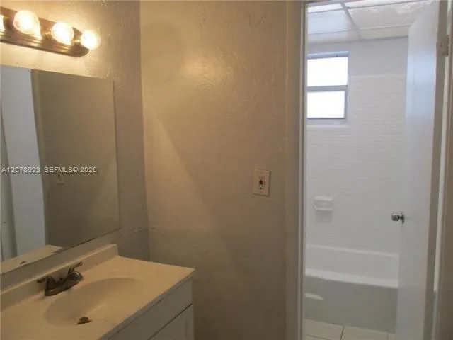 3400 NW 30th St #9 Lauderdale Lakes, FL 33311