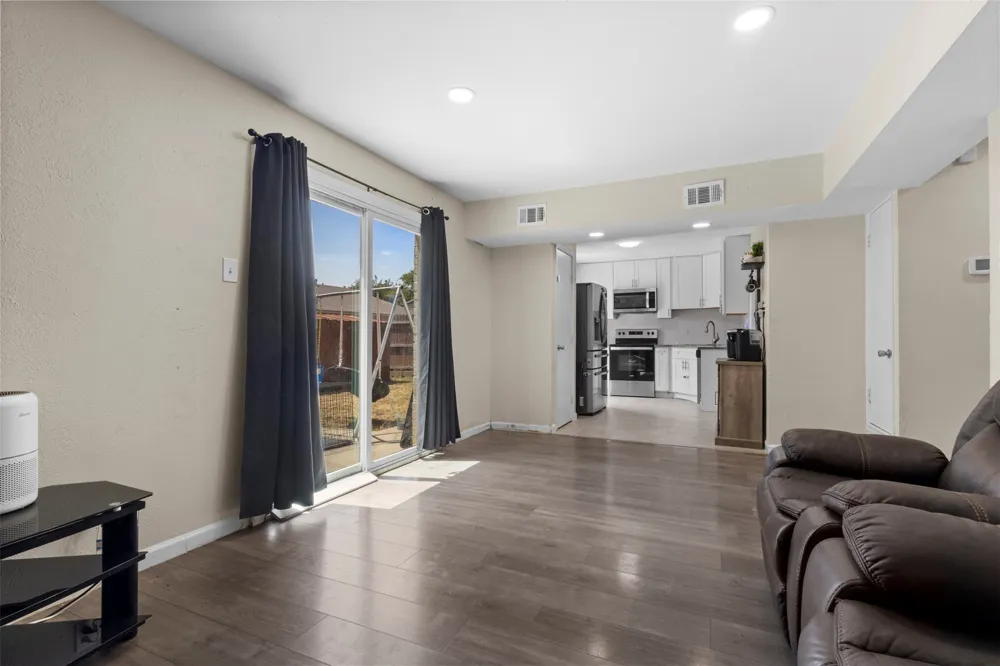 1309 Glenwood Street Grand Prairie, TX 75052