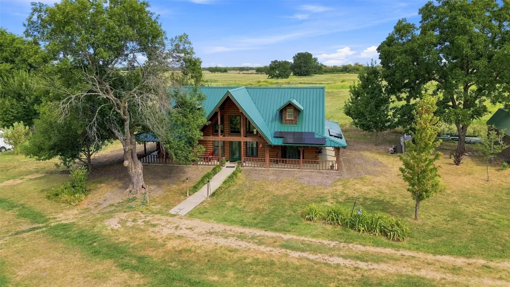 1956 County Road 27100 Roxton, TX 75477