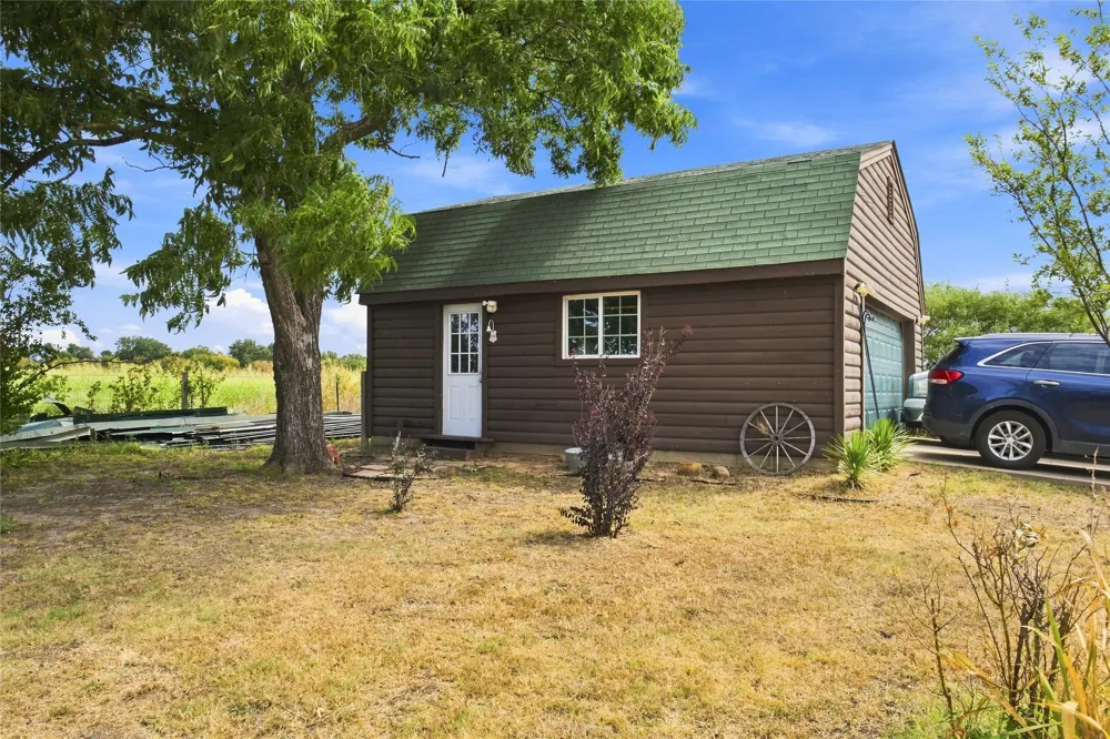 1956 County Road 27100 Roxton, TX 75477