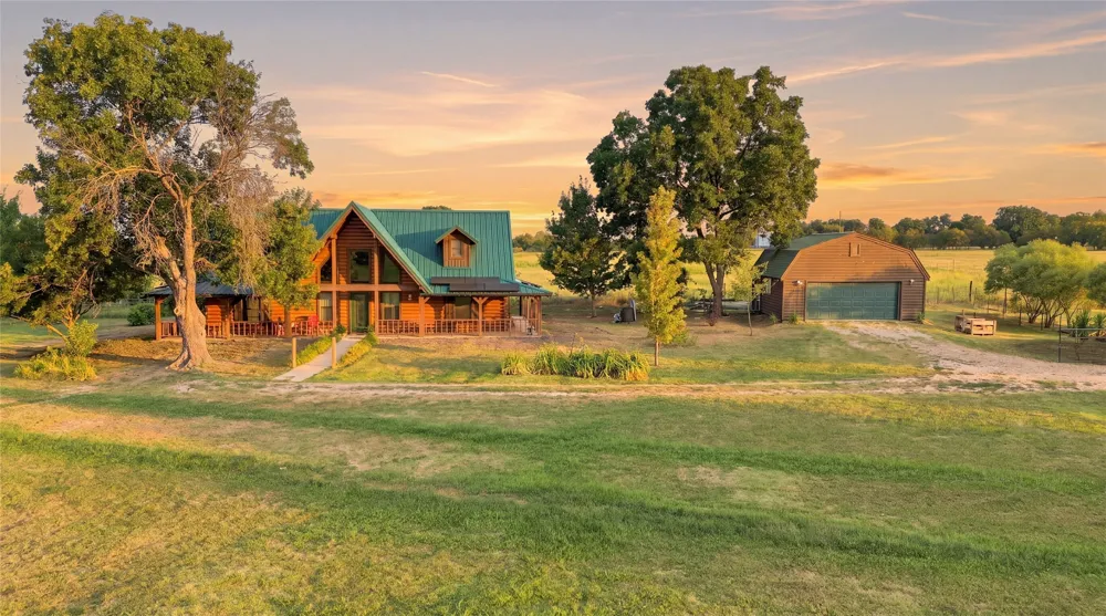 1956 County Road 27100 Roxton, TX 75477