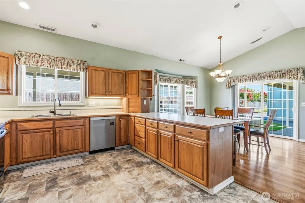 2426 38th Avenue Longview, WA 98632