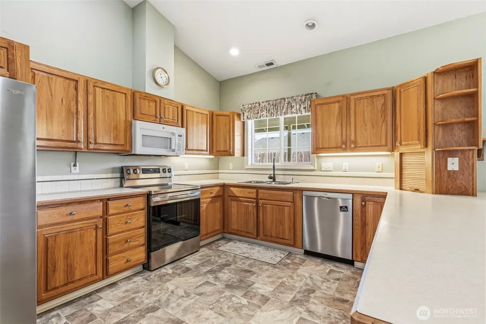 2426 38th Avenue Longview, WA 98632