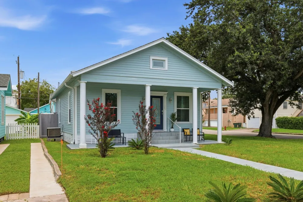 4702 Avenue N 1/2 Galveston, TX 77551
