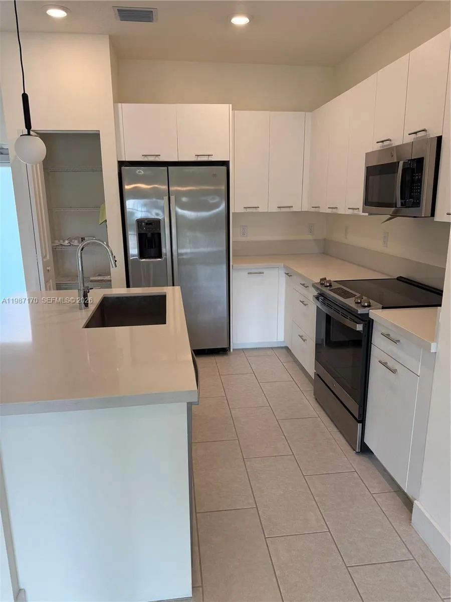 8167 NW 41st St #E-308 Doral, FL 33166