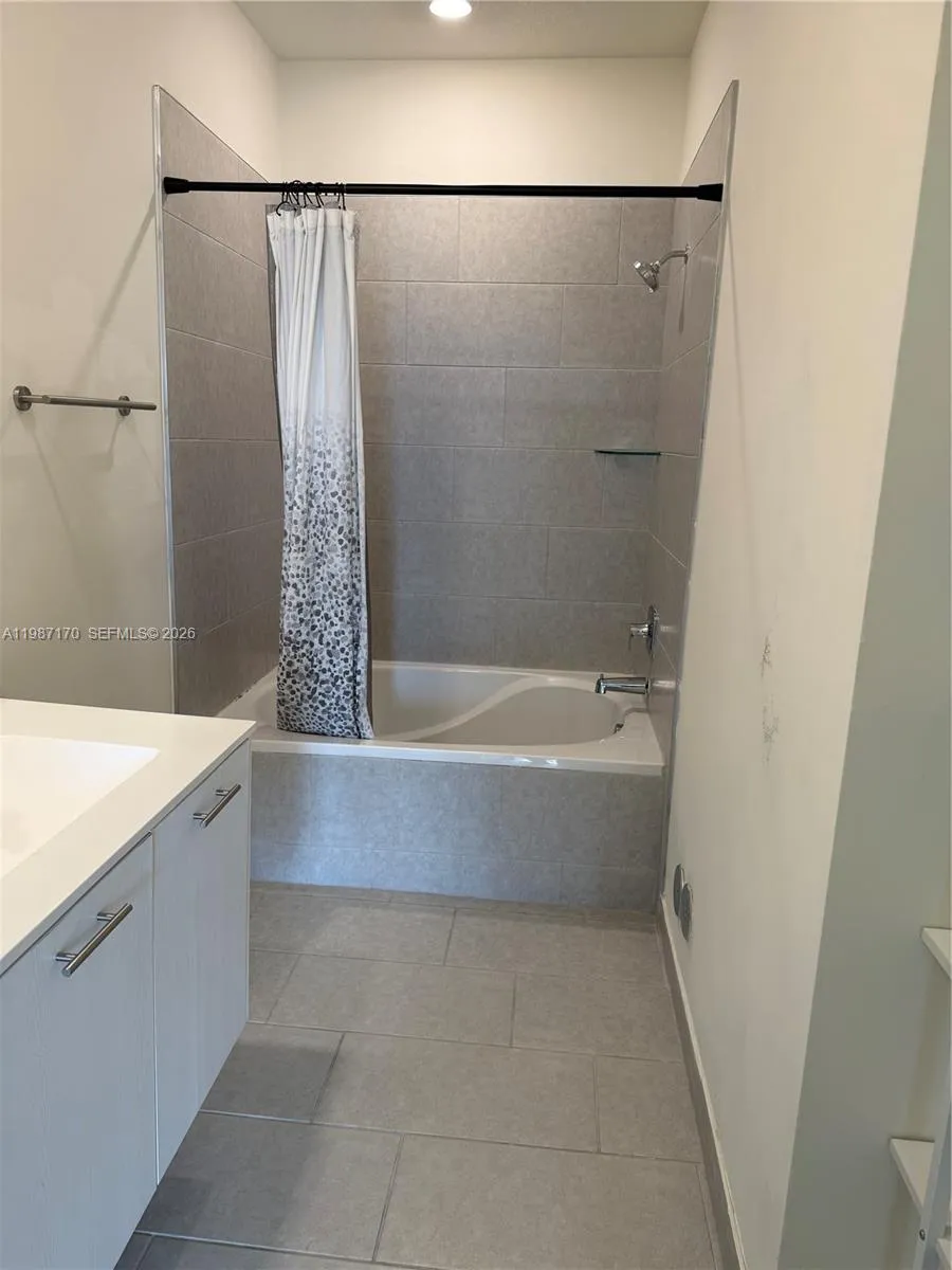 8167 NW 41st St #E-308 Doral, FL 33166