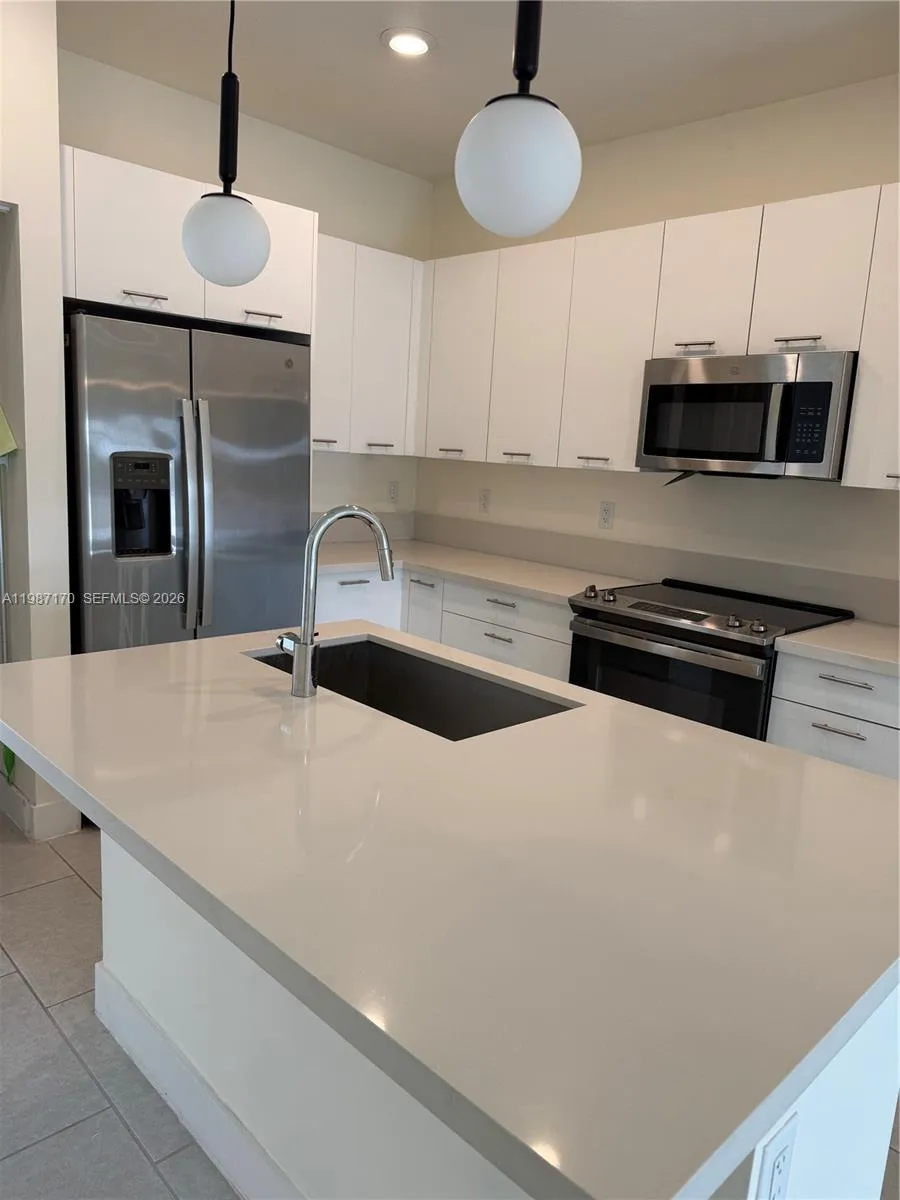 8167 NW 41st St #E-308 Doral, FL 33166