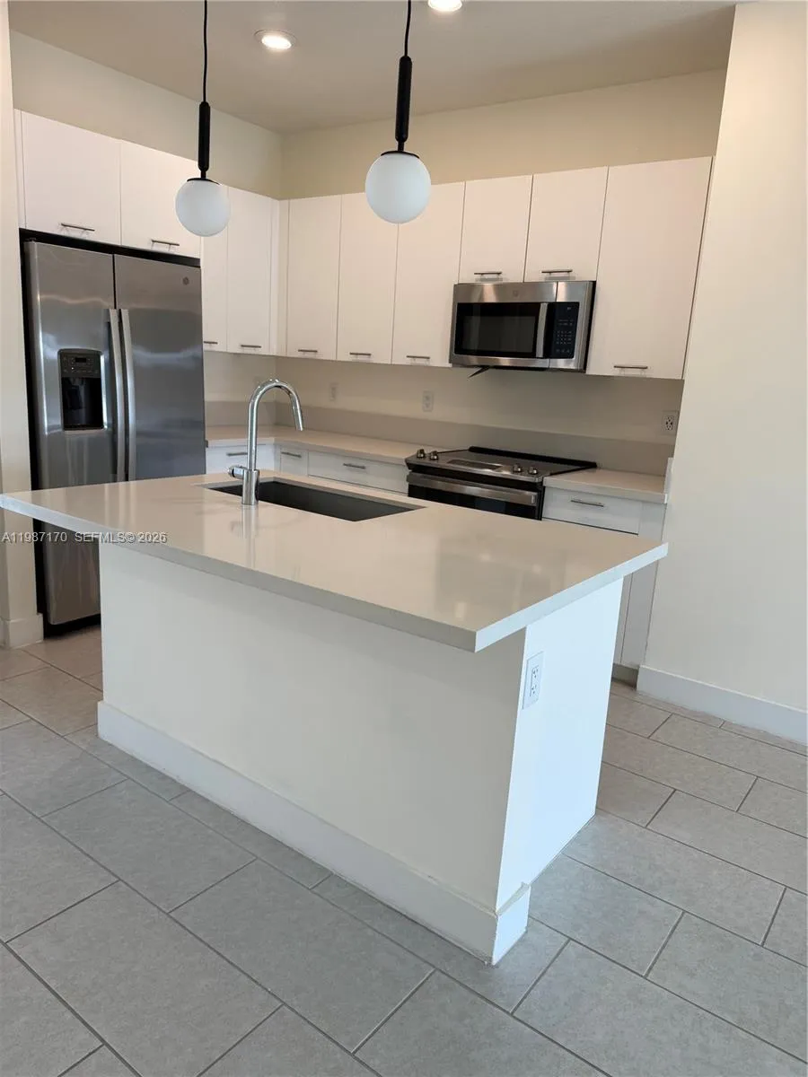 8167 NW 41st St #E-308 Doral, FL 33166