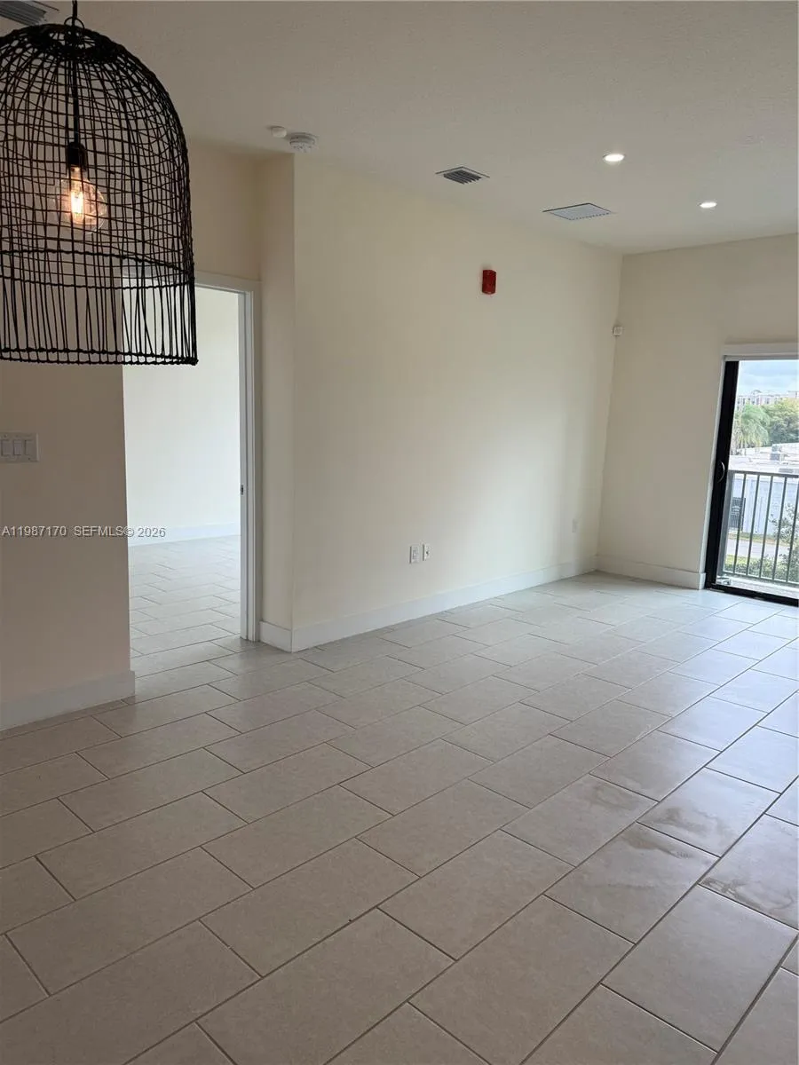 8167 NW 41st St #E-308 Doral, FL 33166