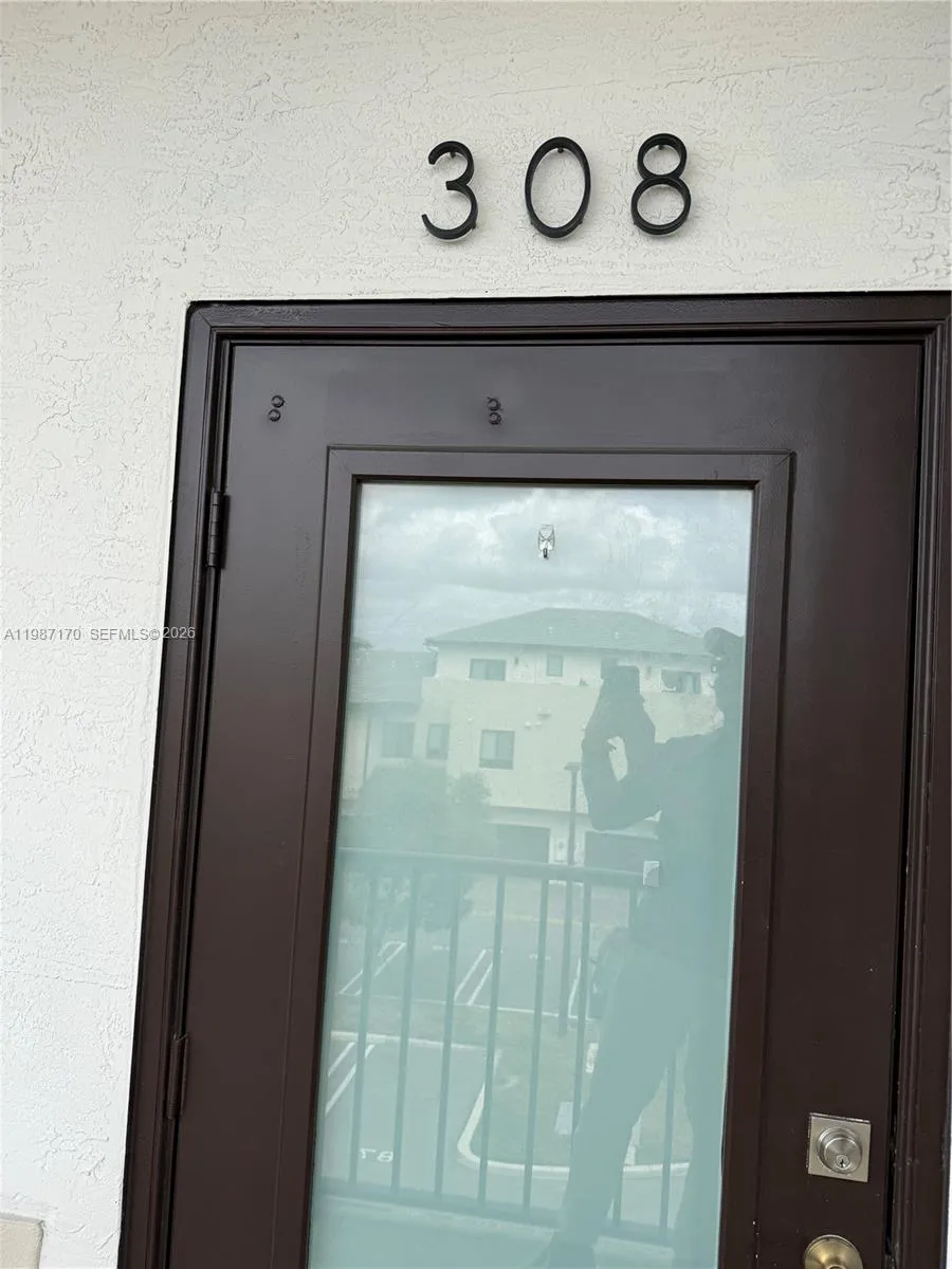 8167 NW 41st St #E-308 Doral, FL 33166