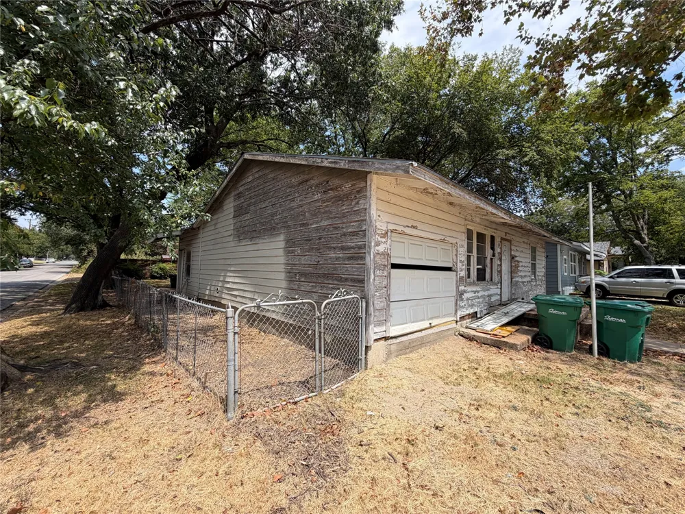 327 W Hester Street Sherman, TX 75090