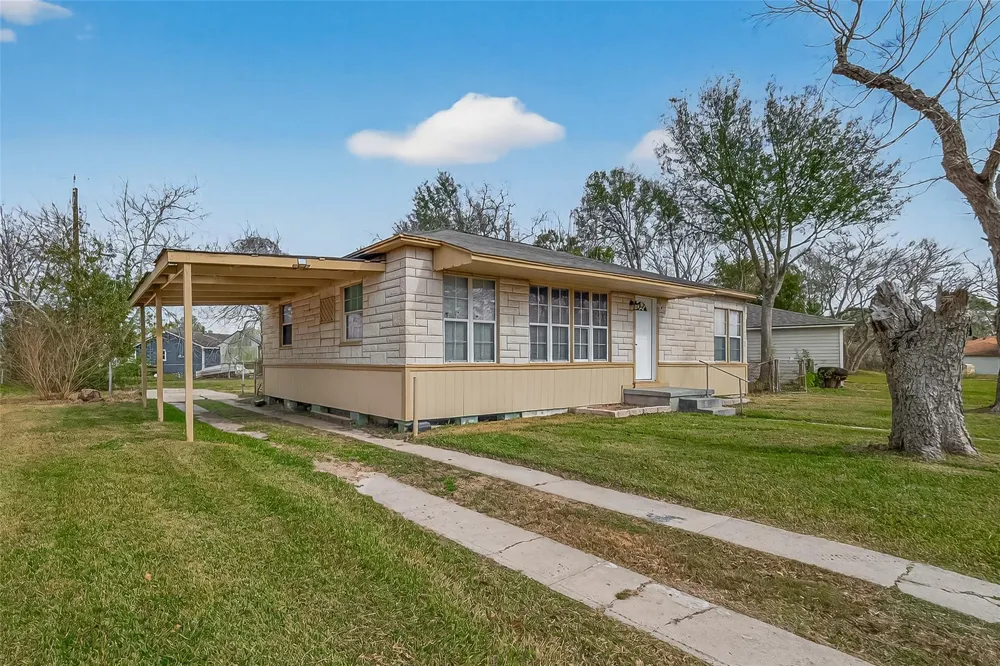 1221 Parkway Street Baytown, TX 77520