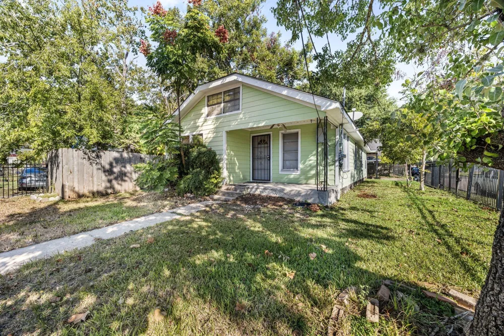 222 E James Street Baytown, TX 77520