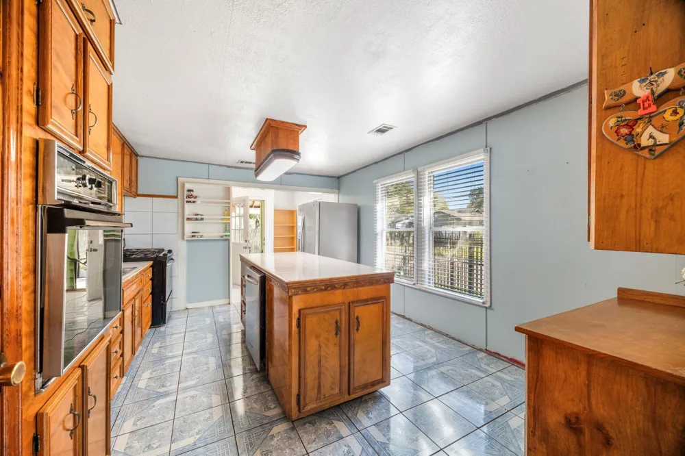 222 E James Street Baytown, TX 77520