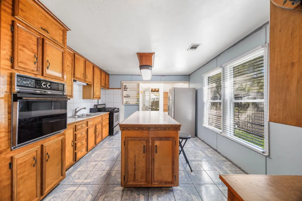 222 E James Street Baytown, TX 77520