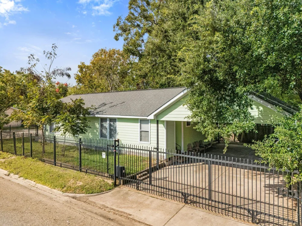 222 E James Street Baytown, TX 77520