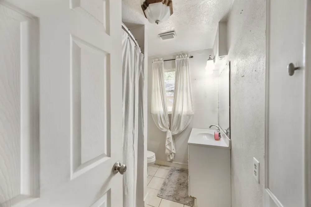 222 E James Street Baytown, TX 77520