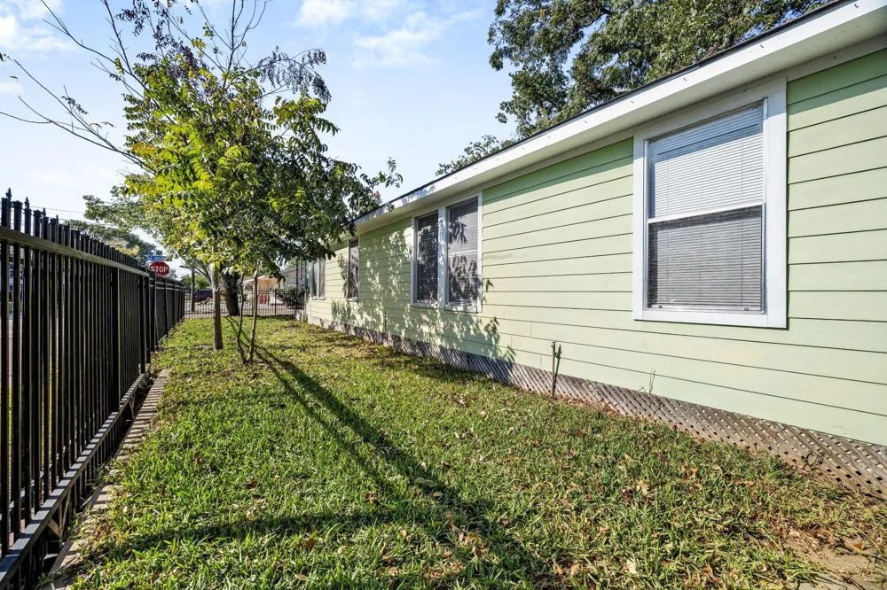 222 E James Street Baytown, TX 77520
