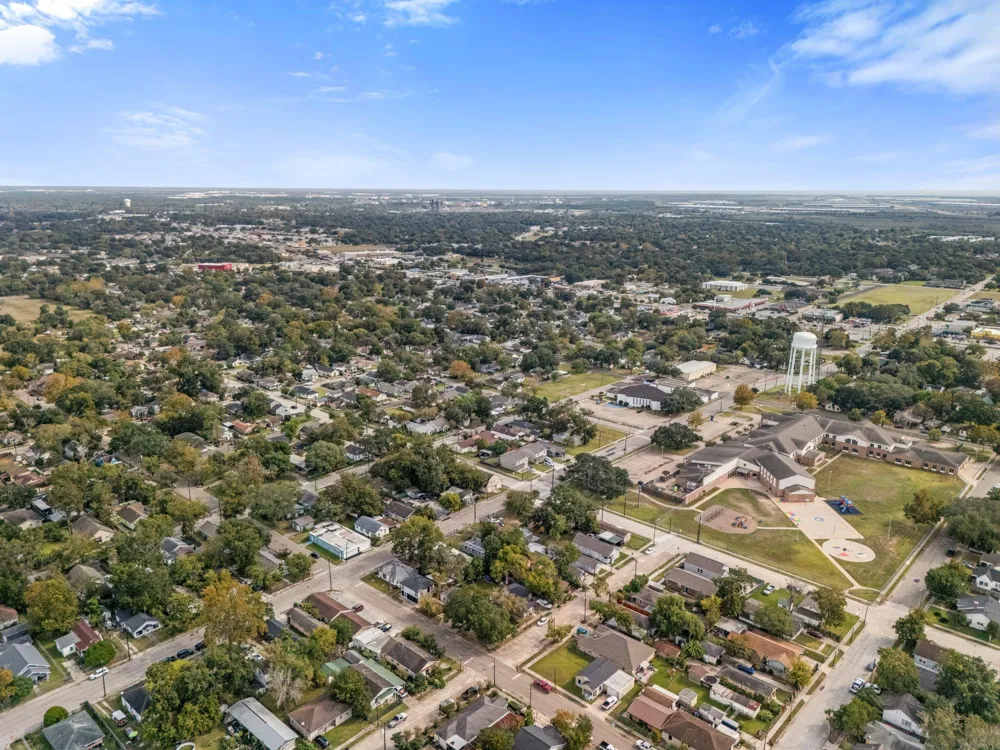 222 E James Street Baytown, TX 77520