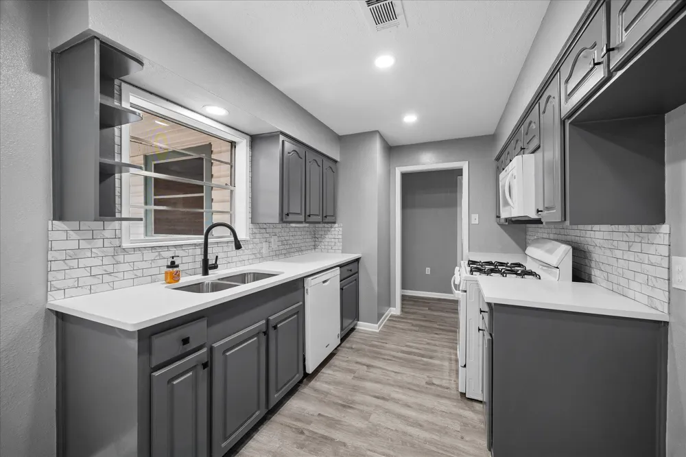 901 Ivy Avenue Deer Park, TX 77536