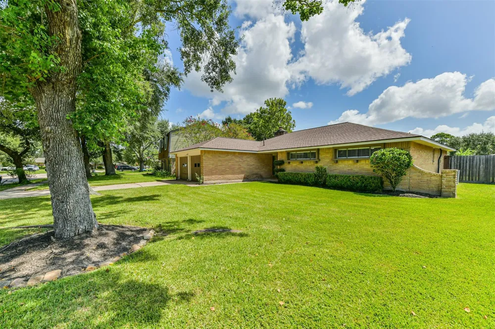 311 Stonehenge Lane Friendswood, TX 77546