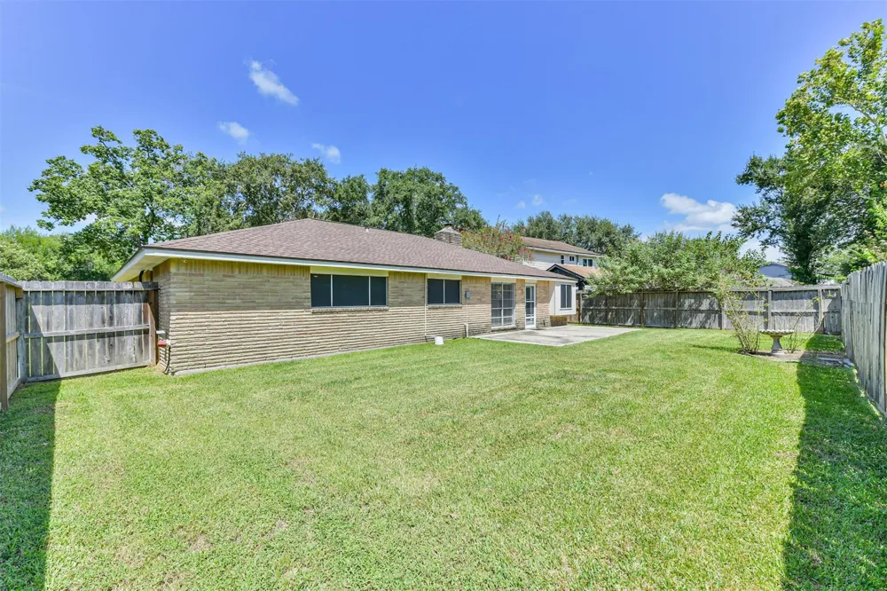 311 Stonehenge Lane Friendswood, TX 77546