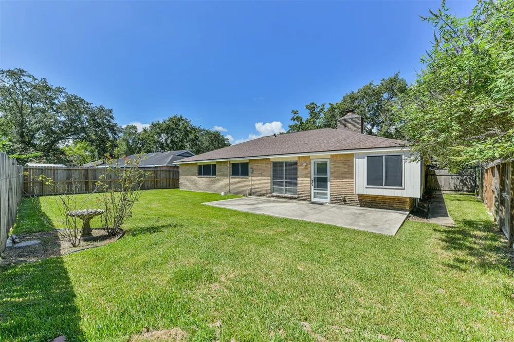 311 Stonehenge Lane Friendswood, TX 77546