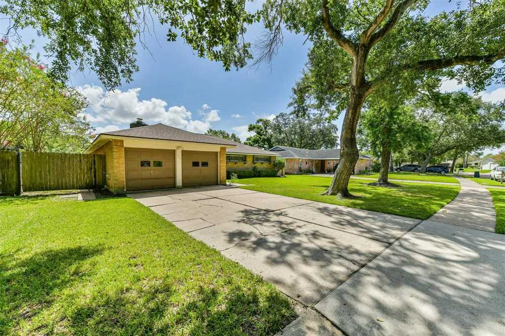 311 Stonehenge Lane Friendswood, TX 77546