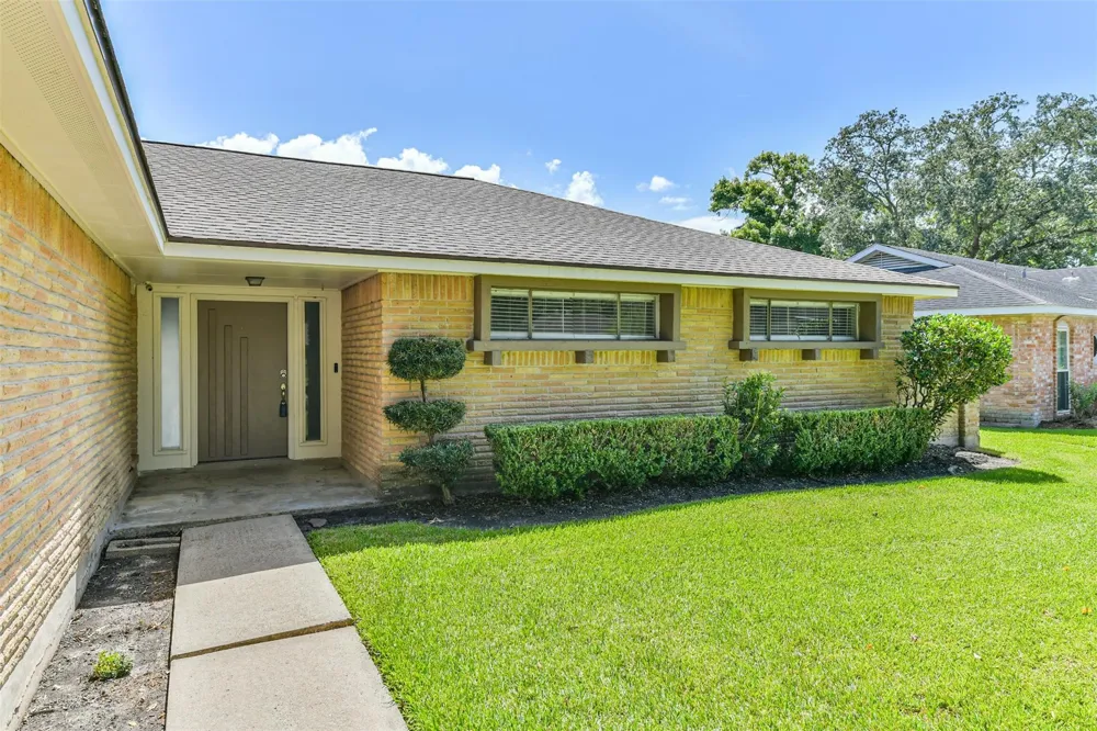 311 Stonehenge Lane Friendswood, TX 77546