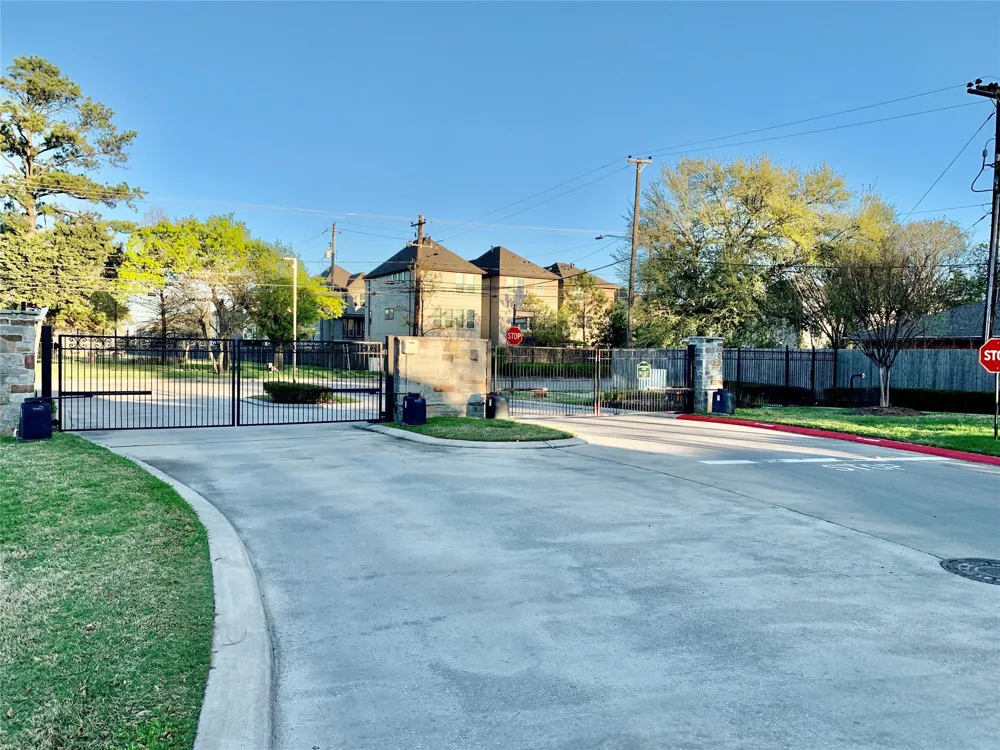 10942 Cannes Memorial Dr Houston, TX 77043