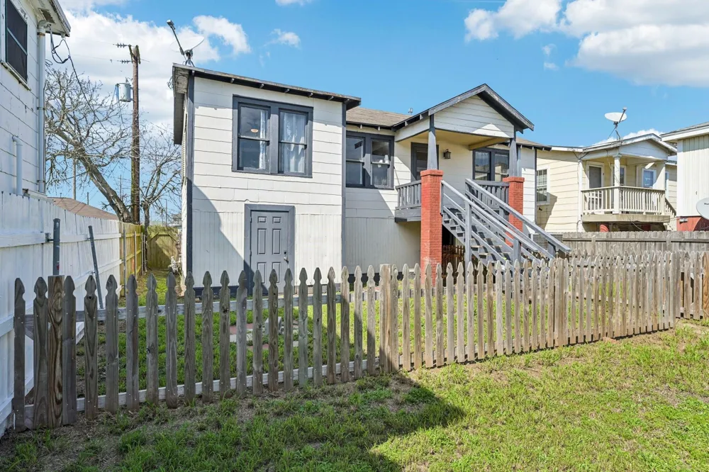 5224 Bernardo De-Galvez Unit B Galveston, TX 77551