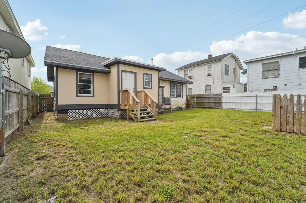 5224 Bernardo De-Galvez Unit B Galveston, TX 77551