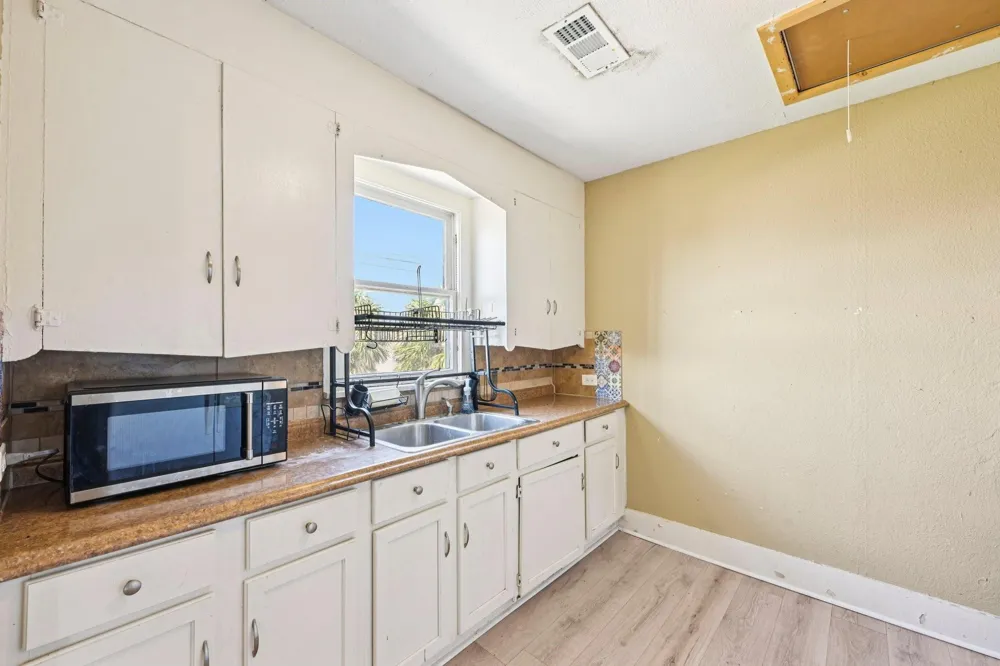 5224 Bernardo De-Galvez Unit B Galveston, TX 77551