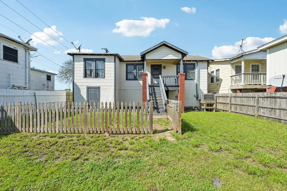 5224 Bernardo De-Galvez Unit B Galveston, TX 77551