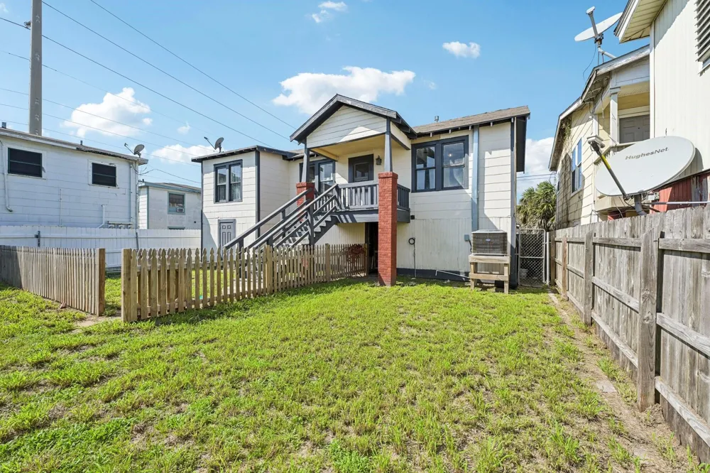 5224 Bernardo De-Galvez Unit B Galveston, TX 77551
