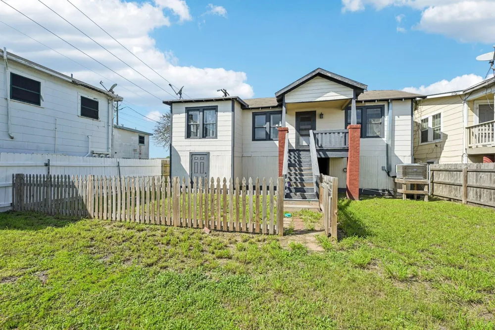 5224 Bernardo De-Galvez Unit B Galveston, TX 77551