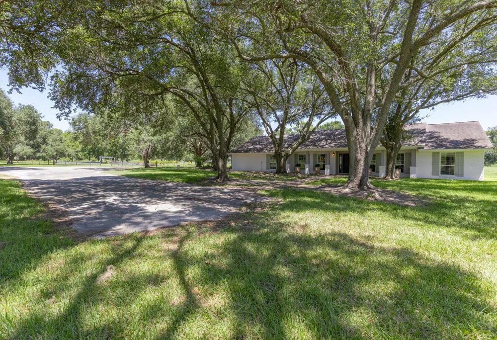3042 Poskey Road Anahuac, TX 77514