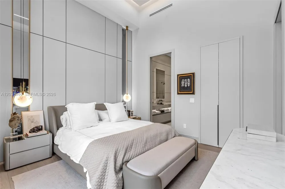 475 Brickell Ave #2215 Miami, FL 33131