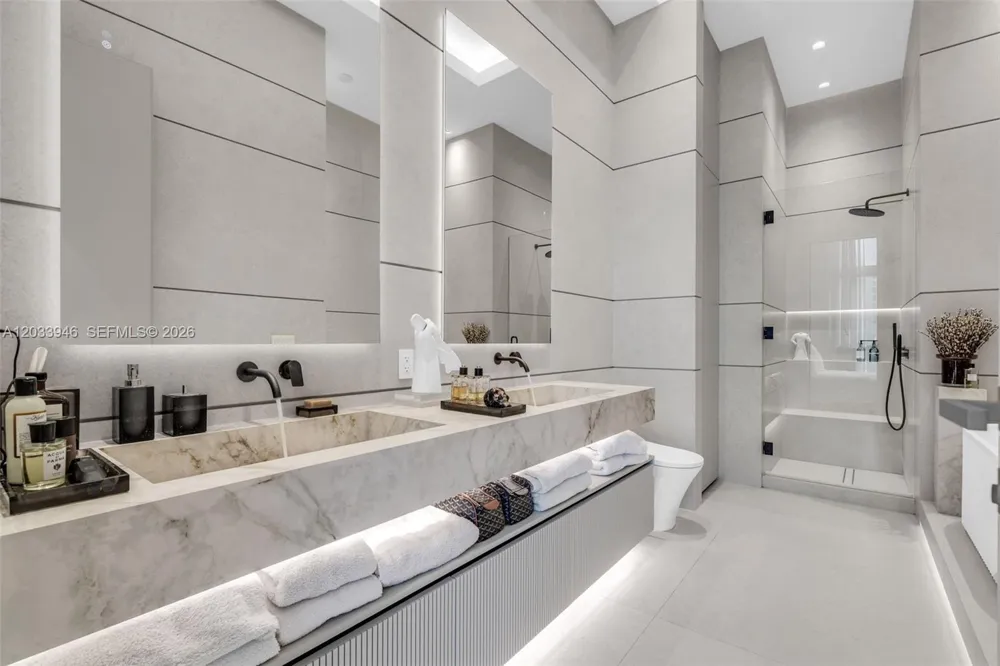 475 Brickell Ave #2215 Miami, FL 33131