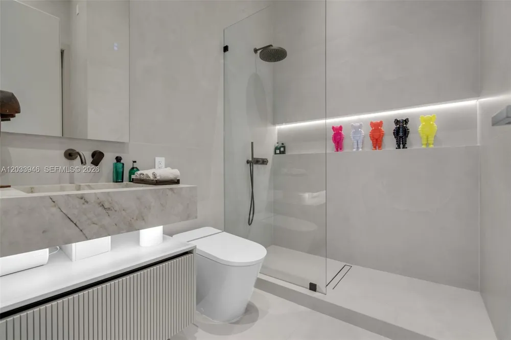 475 Brickell Ave #2215 Miami, FL 33131