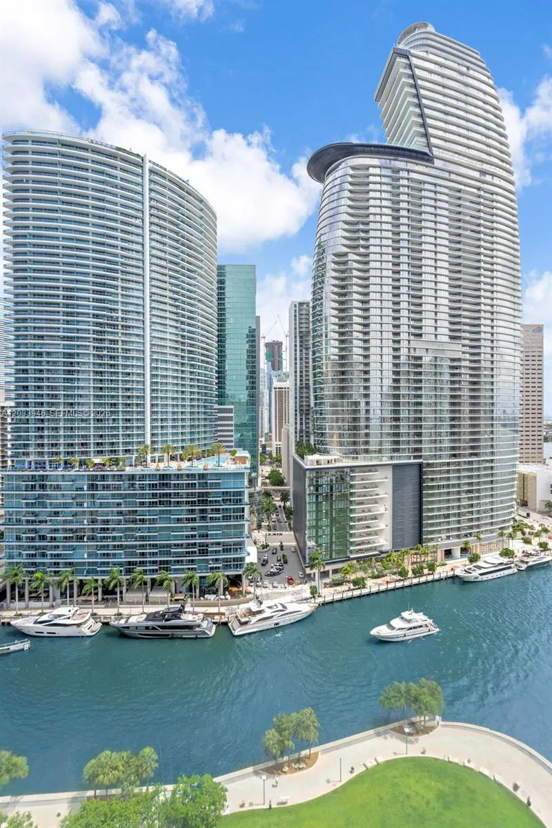475 Brickell Ave #2215 Miami, FL 33131