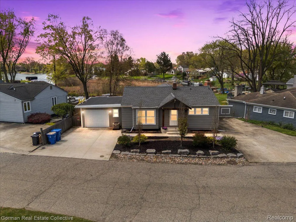 4583 FOREST AVENUE Waterford Charter Township, MI 48328