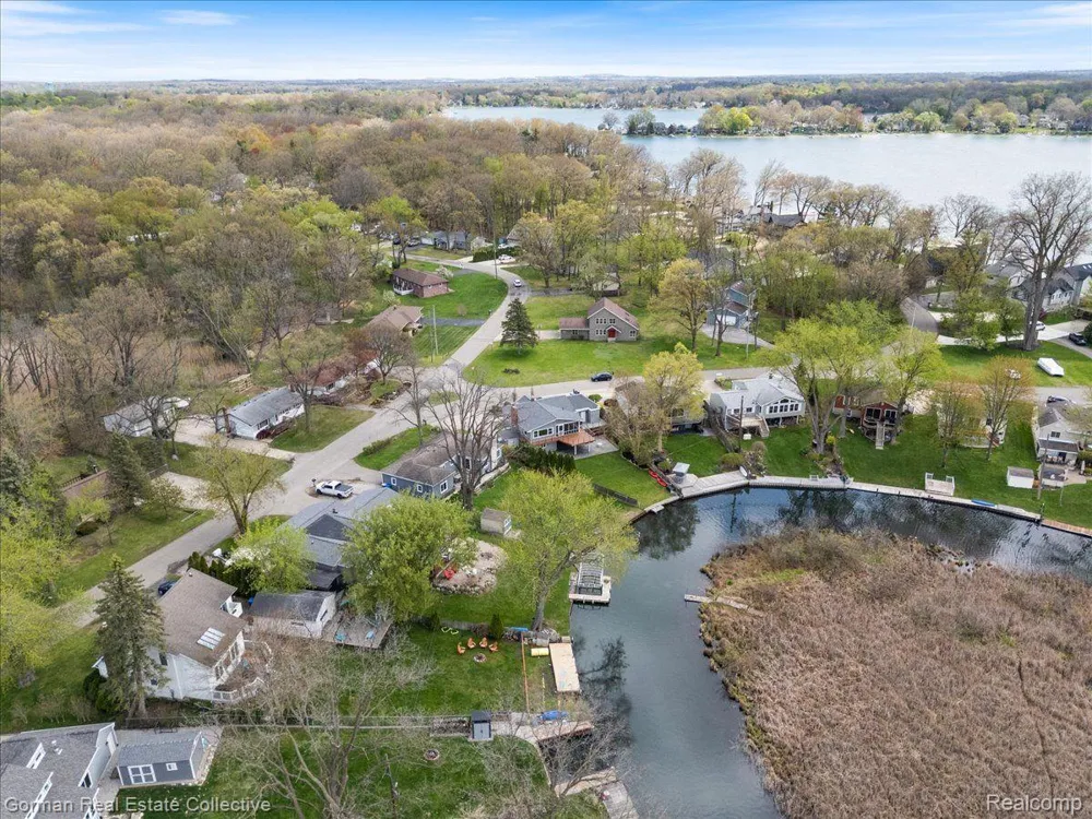 4583 FOREST AVENUE Waterford Charter Township, MI 48328