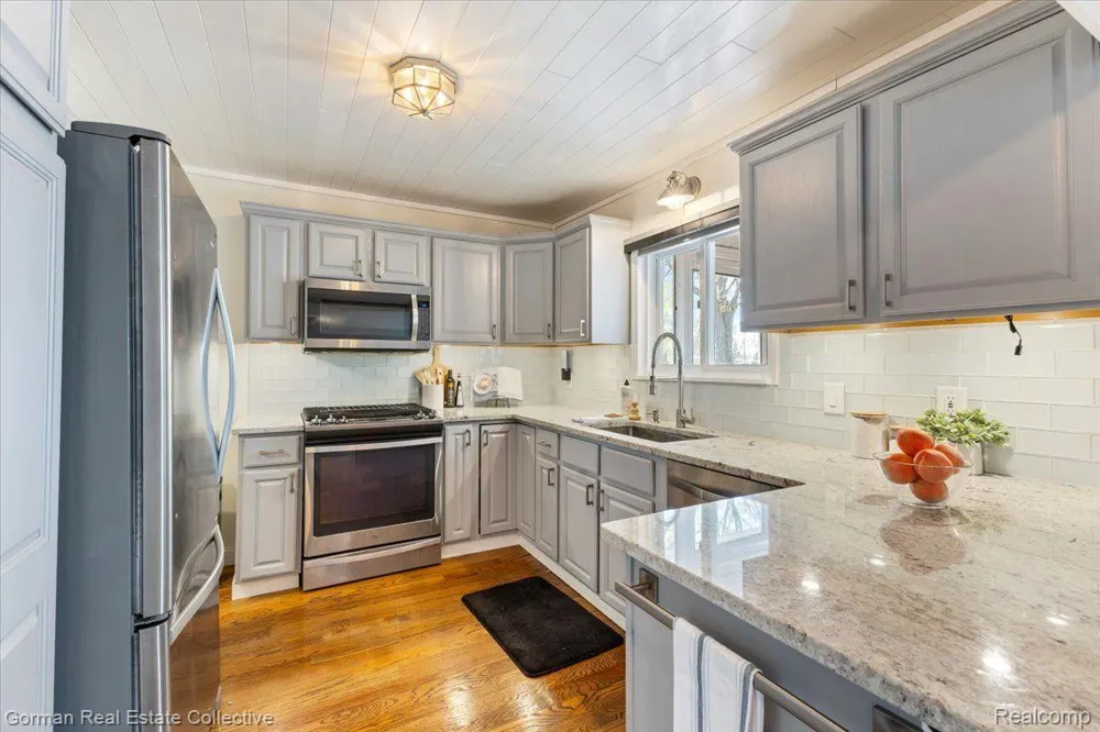 4583 FOREST AVENUE Waterford Charter Township, MI 48328