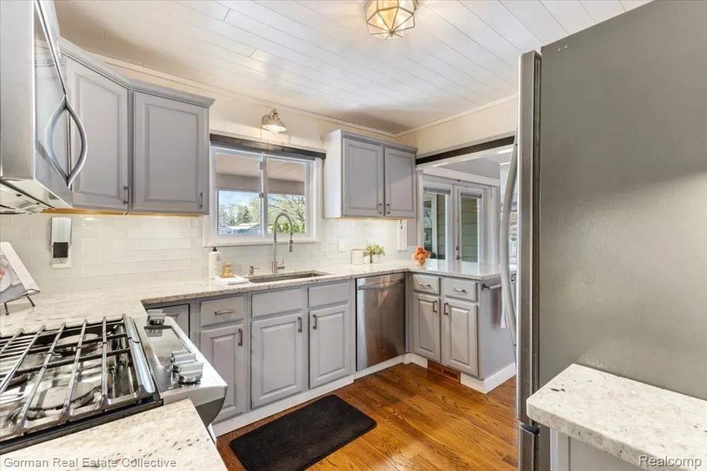 4583 FOREST AVENUE Waterford Charter Township, MI 48328